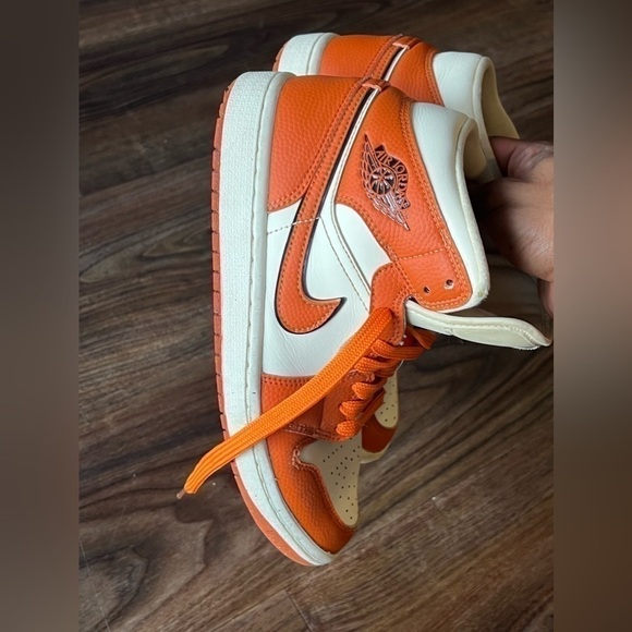 Air Jordan 1 Mid SE. - Picture 7 of 13